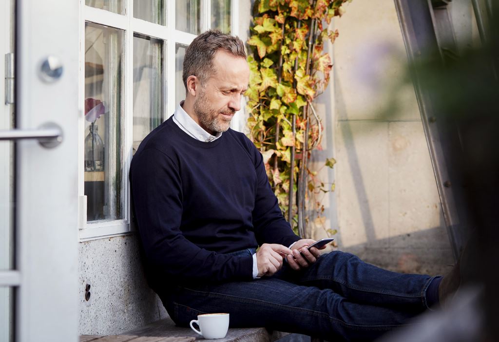 Linderung Tinnitus App Mann mit Smartphone