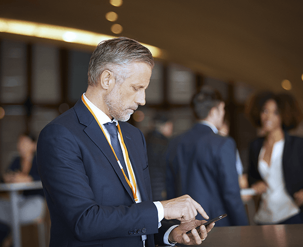 コンファレンスコールをしている男性