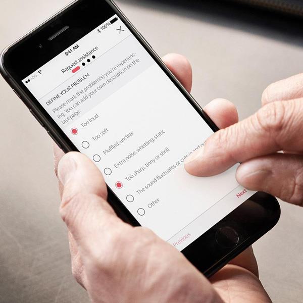 Homem usando o aplicativo