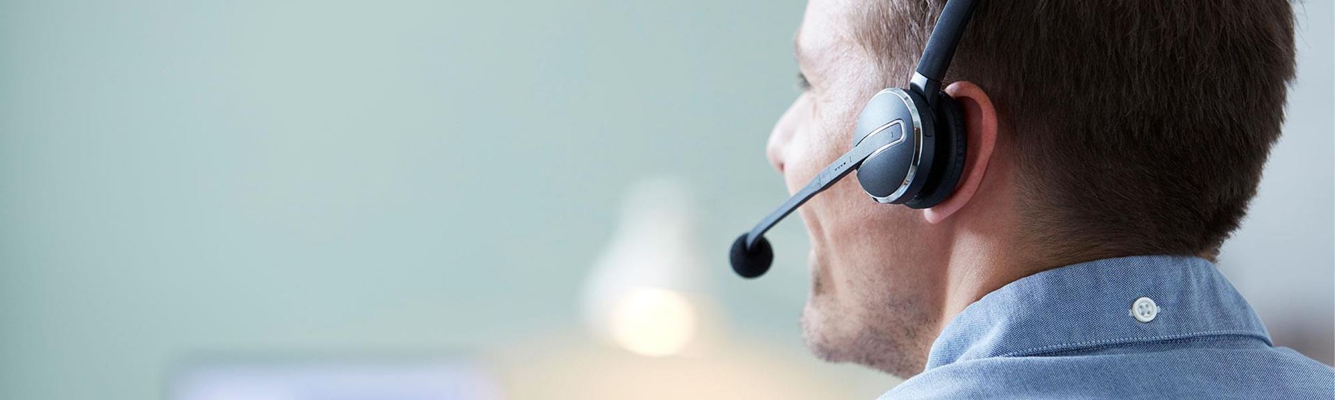 Homme avec un casque