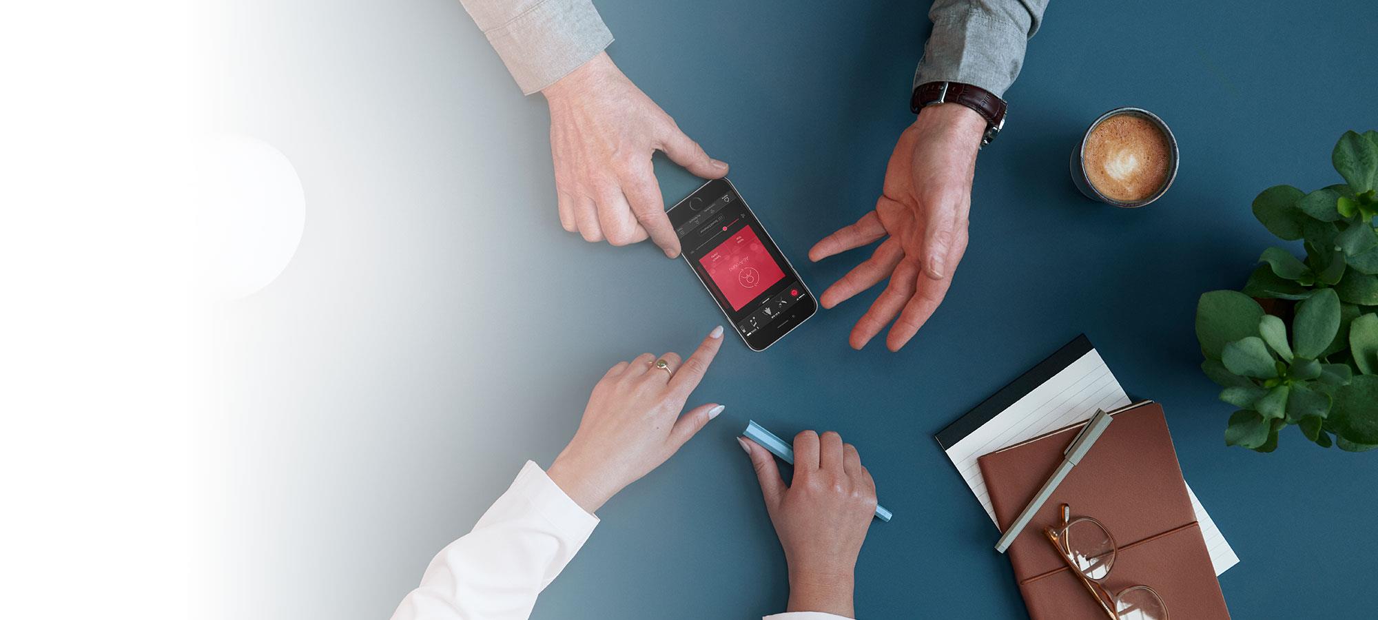 Hender og en telefon hvit venstre side