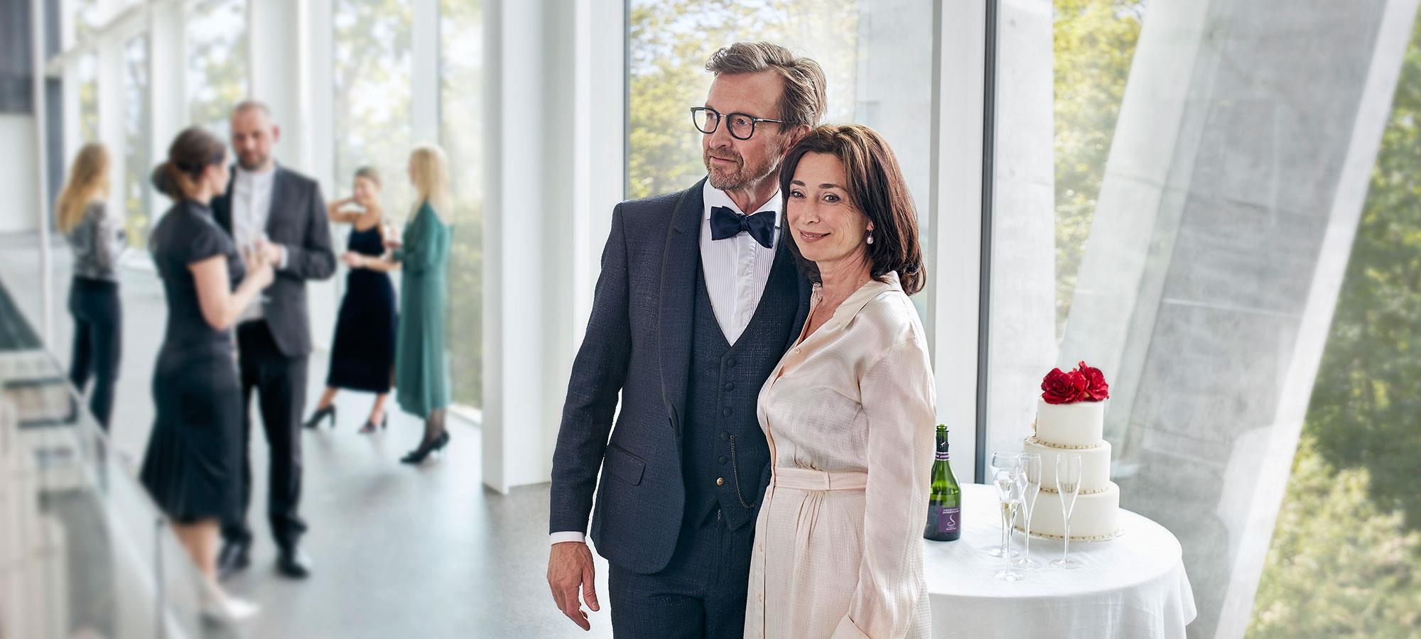 片側に補聴器を使っている女性