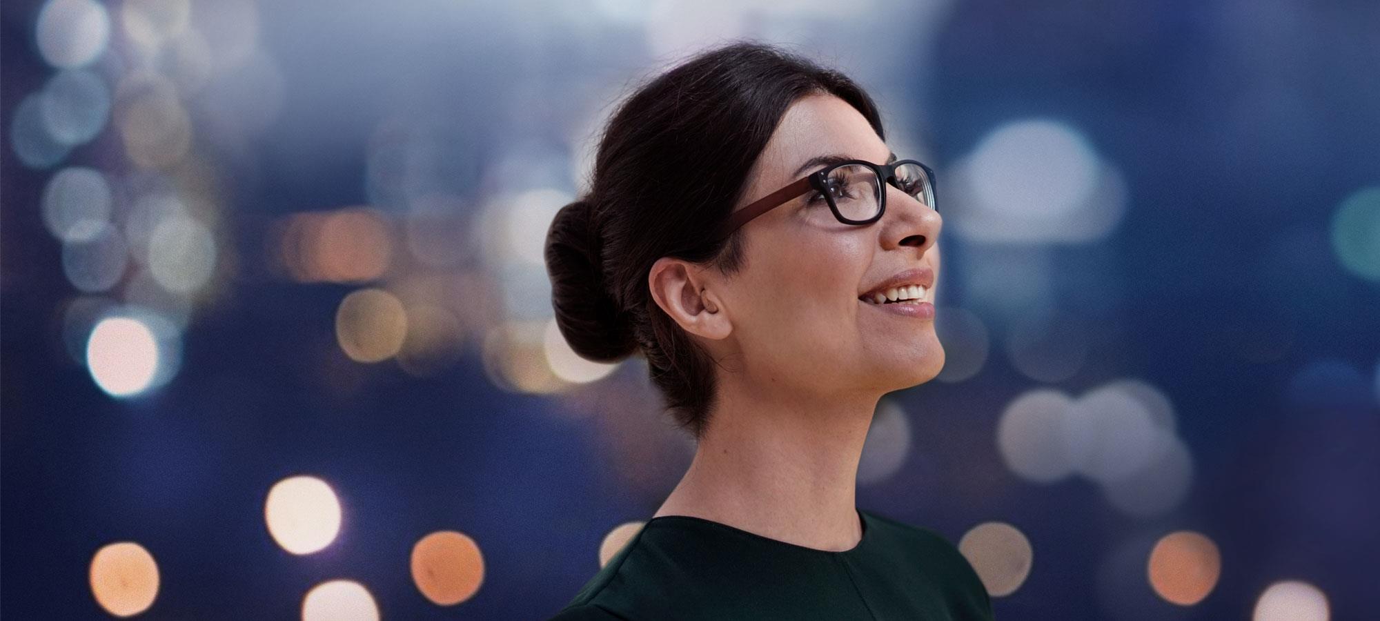 補聴器を使っている女性