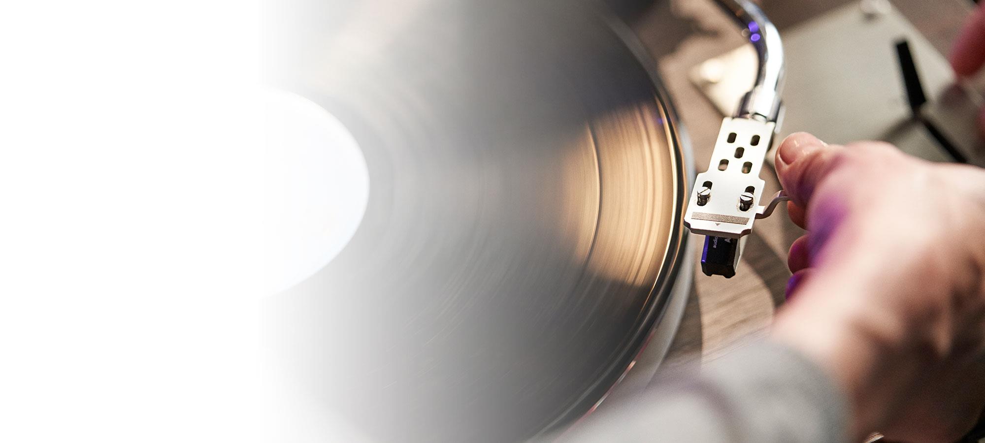 左側の白いレコードプレーヤー