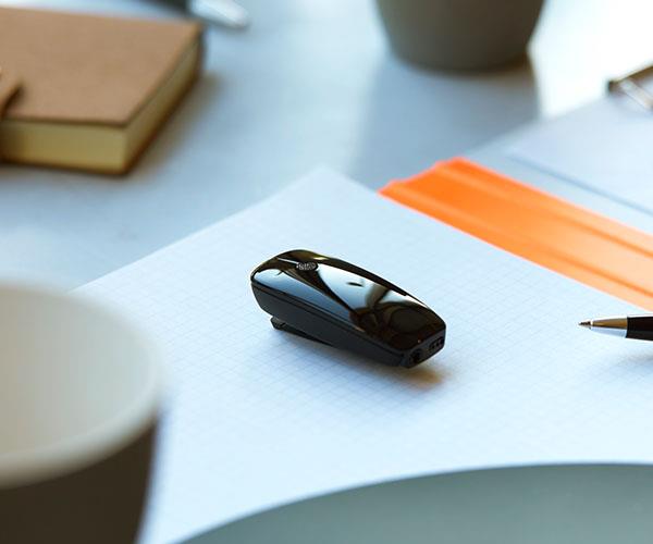 テーブルに置かれたマルチマイク