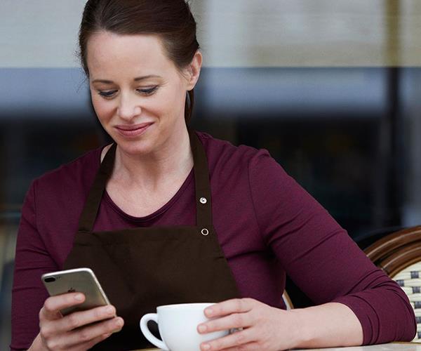 カップを持つ女性