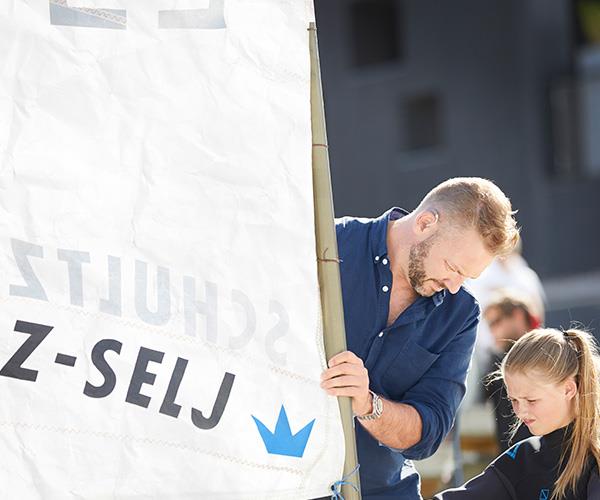 ボートに乗る親子