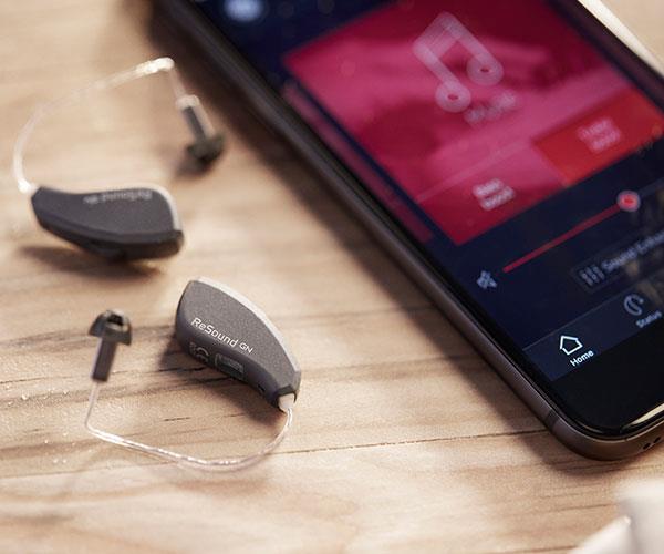 テーブルに置かれた iPhone アプリ