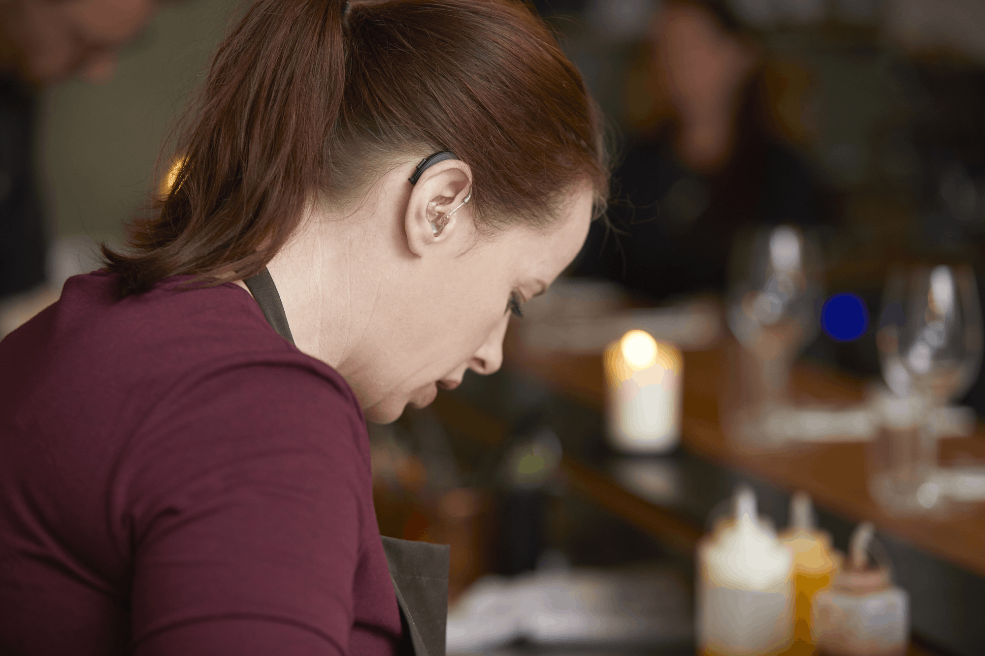 補聴器を使うシェフ