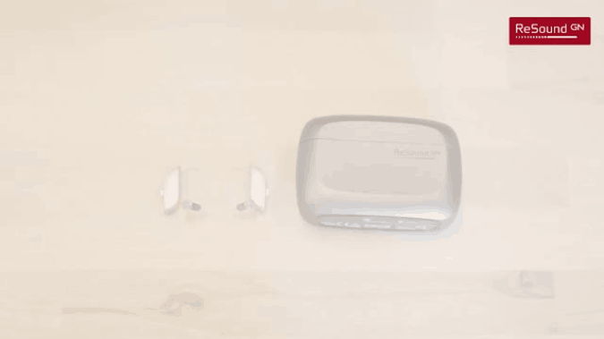 Placera hörapparat i premiumladdare